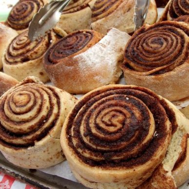 Τα cinnamon rolls είναι ένα εύκολο γλυκάκι ιδανικό για όλες τις ώρες της ημέρας που το αγαπάνε μικροί και μεγάλοι. 