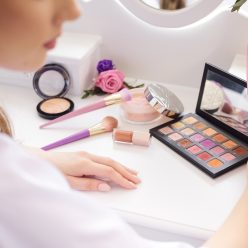 Όλες έχουμε κολλήσει με τις ώρες στον καθρέφτη παλεύοντας να εξαφανίσουμε τα μαύρα στίγματα.