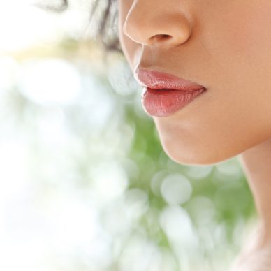 Η αλήθεια είναι πως το κραγιόν ολοκληρώνει το μακιγιάζ καθώς κάνει τα χείλη να φαίνονται όμορφα και καλοσχηματισμένα.