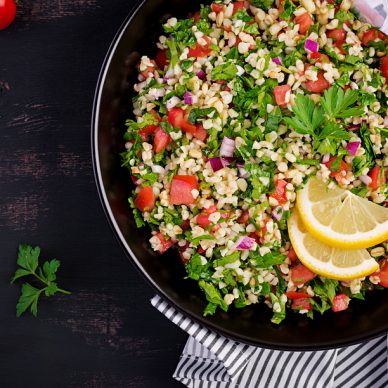 Η σαλάτα ταμπουλέ είναι μια σαλάτα της Μέσης Ανατολής. Είναι δροσερή ελαφριά και ιδανική για το καλοκαίρι