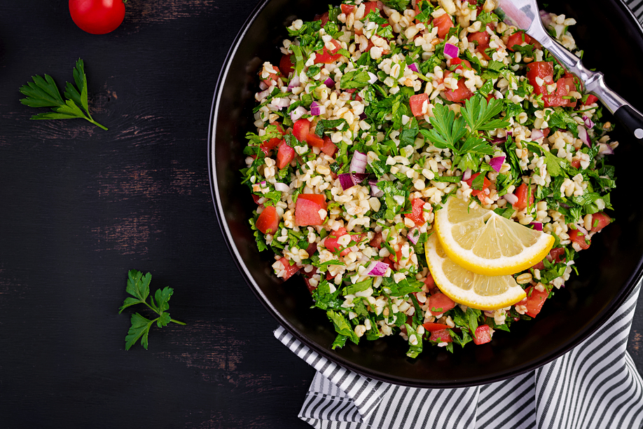Η σαλάτα ταμπουλέ είναι μια σαλάτα της Μέσης Ανατολής. Είναι δροσερή ελαφριά και ιδανική για το καλοκαίρι