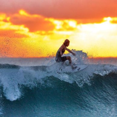 Surfing: Ποια είναι τα οφέλη του αγαπημένου καλοκαιρινού αθλήματος;