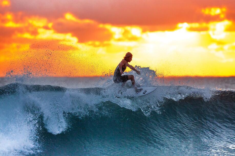 Surfing: Ποια είναι τα οφέλη του αγαπημένου καλοκαιρινού αθλήματος;