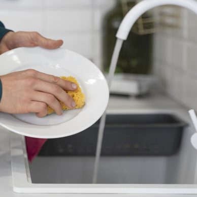 Γιατί δεν πρέπει να πλένεις τα πιάτα με κρύο νερό