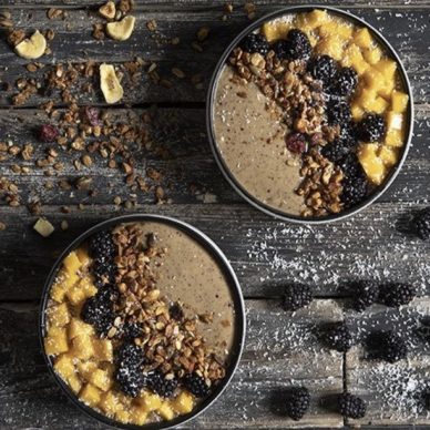 Acai bowl με ρόφημα αμυγδάλου και μάνγκο από τον Άκη