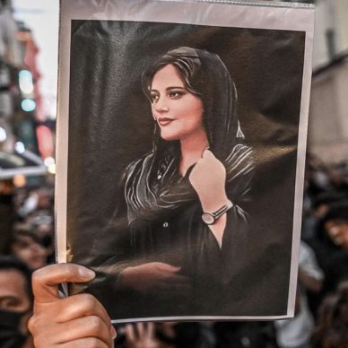 Η Αντζελίνα Τζολί στο πλευρό των γυναικών του Ιράν