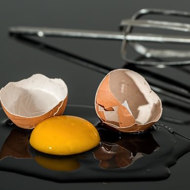 Ο «μαγικός» τρόπος για να εξαφανίσεις τον λεκέ σπασμένου αυγού από το πάτωμα!