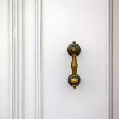 Τρόποι για να καλύψεις τη συρόμενη πόρτα που έχεις στο σαλόνι σου