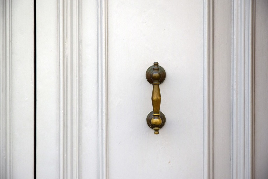 Τρόποι για να καλύψεις τη συρόμενη πόρτα που έχεις στο σαλόνι σου