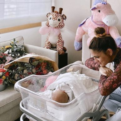 Μαίρη Συνατσάκη: Φωτογραφίζεται με τη νεογέννητη κόρη της