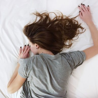 Πώς να προστατέψεις τα μαλλιά σου ενώ κοιμάσαι;