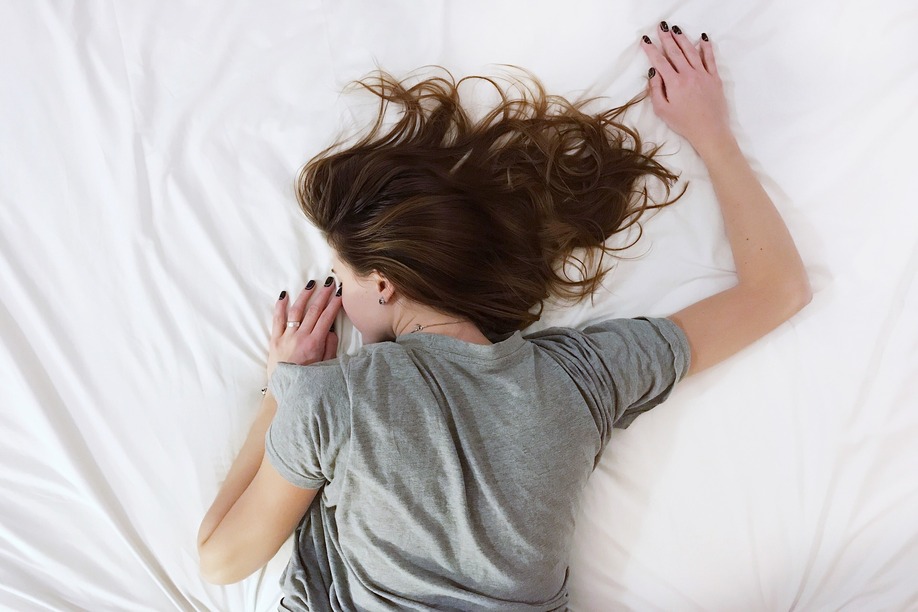 Πώς να προστατέψεις τα μαλλιά σου ενώ κοιμάσαι;