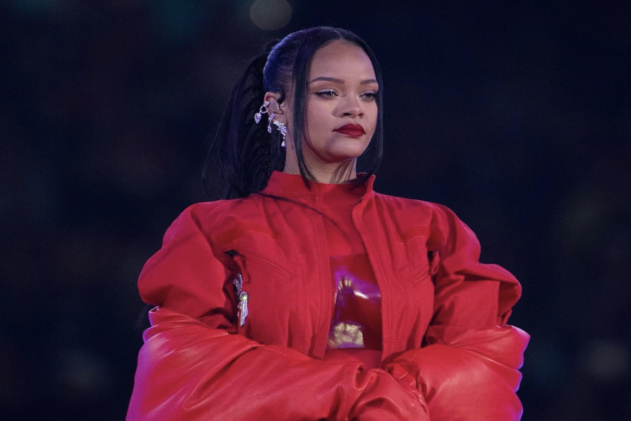 Ποιό είναι το κόκκινο κραγιόν που φόρεσε η Rihanna στο Super Bowl;