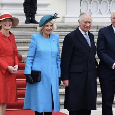 Καμίλα: Φόρεσε κόσμημα της βασίλισσας Ελισάβετ που παρέμενε στην αφάνεια για δεκαετίες