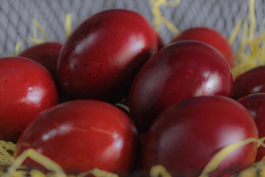 Κόκκινα Πασχαλινά αυγά με φυσική βαφή: Όλα τα μυστικά για το βάψιμό τους
