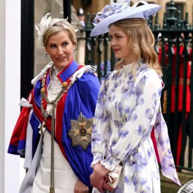 Lady Louise: Η 19χρονη ανιψιά του βασιλιά Καρόλου που τράβηξε τα βλέμματα στην τελετή στέψης