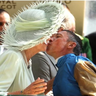 Βασίλισσα Καμίλα: Η στιγμή που δέχεται αναπάντεχο φιλί