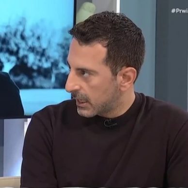 Στέλιος Κουδουνάρης: Γιατί φορά συνεχώς μαύρα ρούχα;