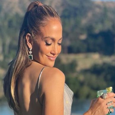 Jennifer Lopez: Έκλεισε τα 54 χορεύοντας πάνω σε τραπέζι