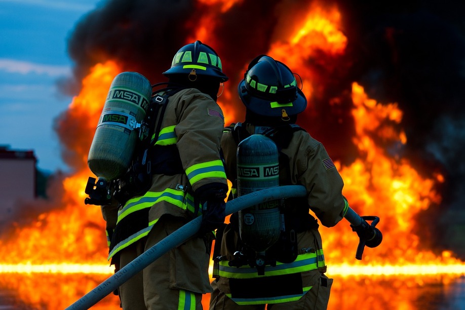 Φωτιά στην Πάρνηθα: Ώρες αγωνίας για τρεις οικισμούς – Στα σπίτια οι φλόγες