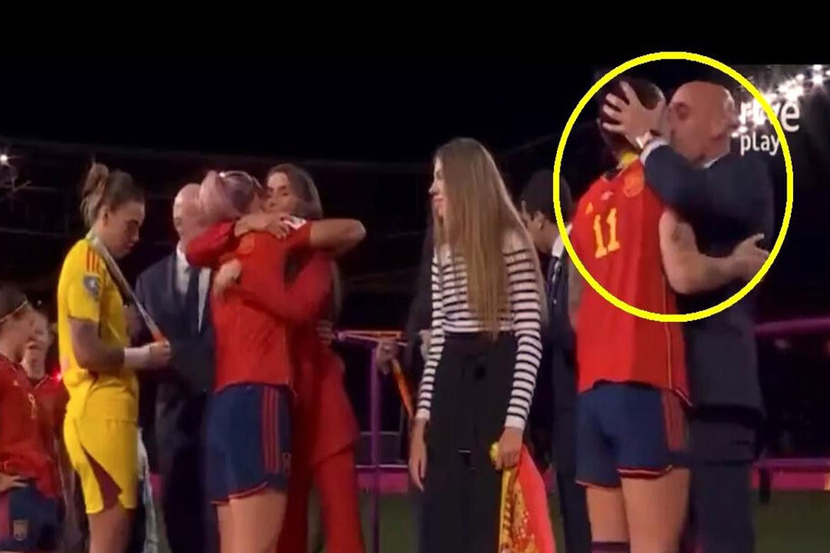 Παγκόσμιο Κύπελλο Γυναικών: To φιλί του προπονητή Ισπανίας σε παίκτρια που προκάλεσε αντιδράσεις