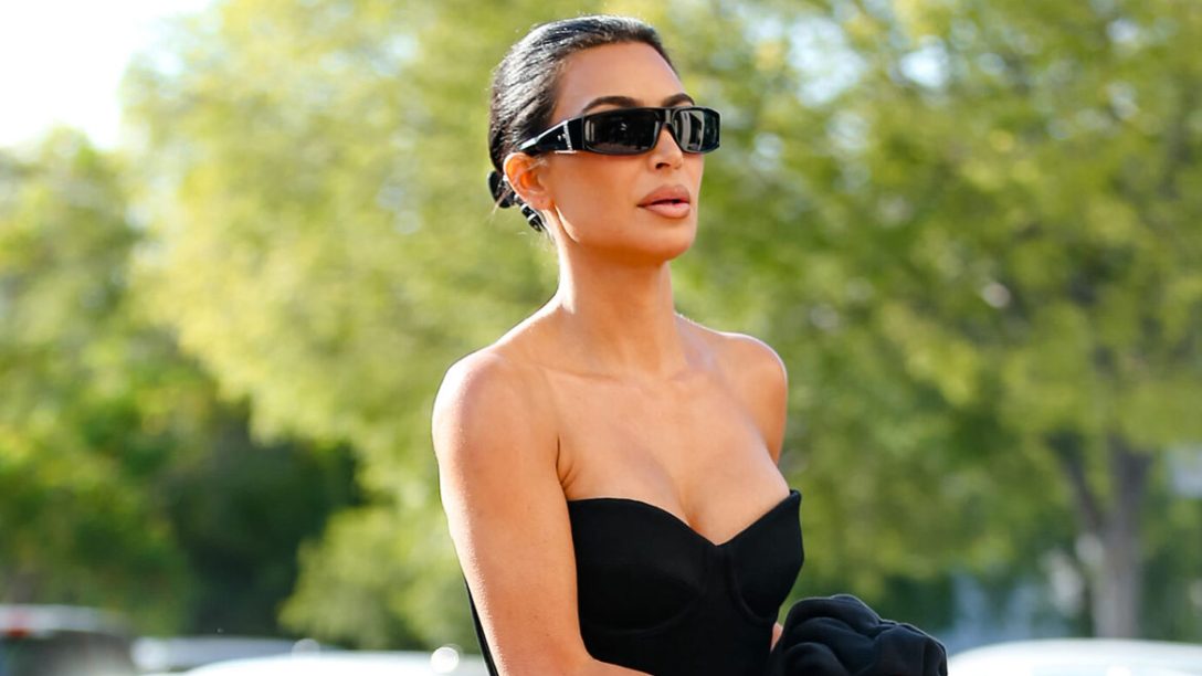 H Kim Kardashian συνδυάζει baggy jeans με κορσέ