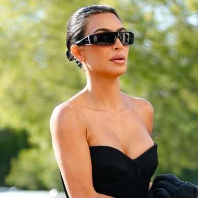 H Kim Kardashian συνδυάζει baggy jeans με κορσέ