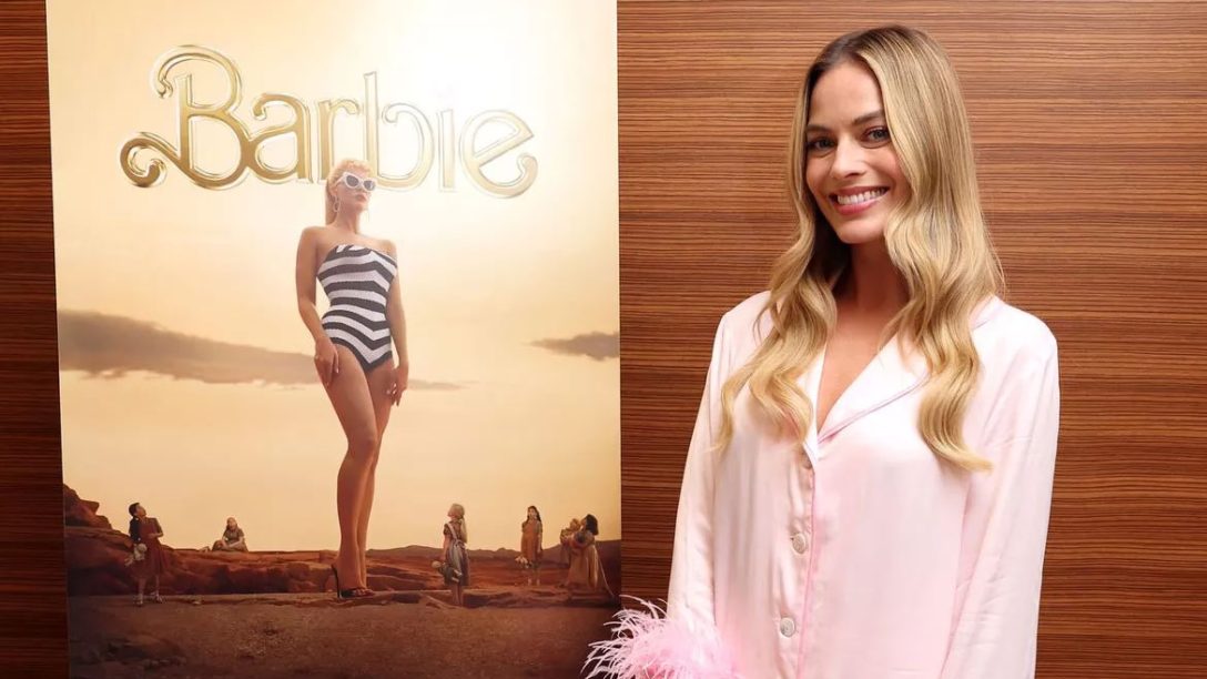 Η Margot Robbie υιοθέτησε ξανά την «Barbiecore» τάση με ένα άνετο pyjama look