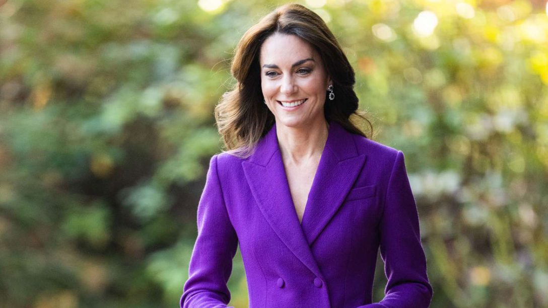 Kate Middleton: Κομψή και στυλάτη εμφάνιση με κουστούμι σε μωβ χρώμα