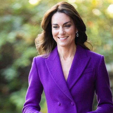 Kate Middleton: Κομψή και στυλάτη εμφάνιση με κουστούμι σε μωβ χρώμα