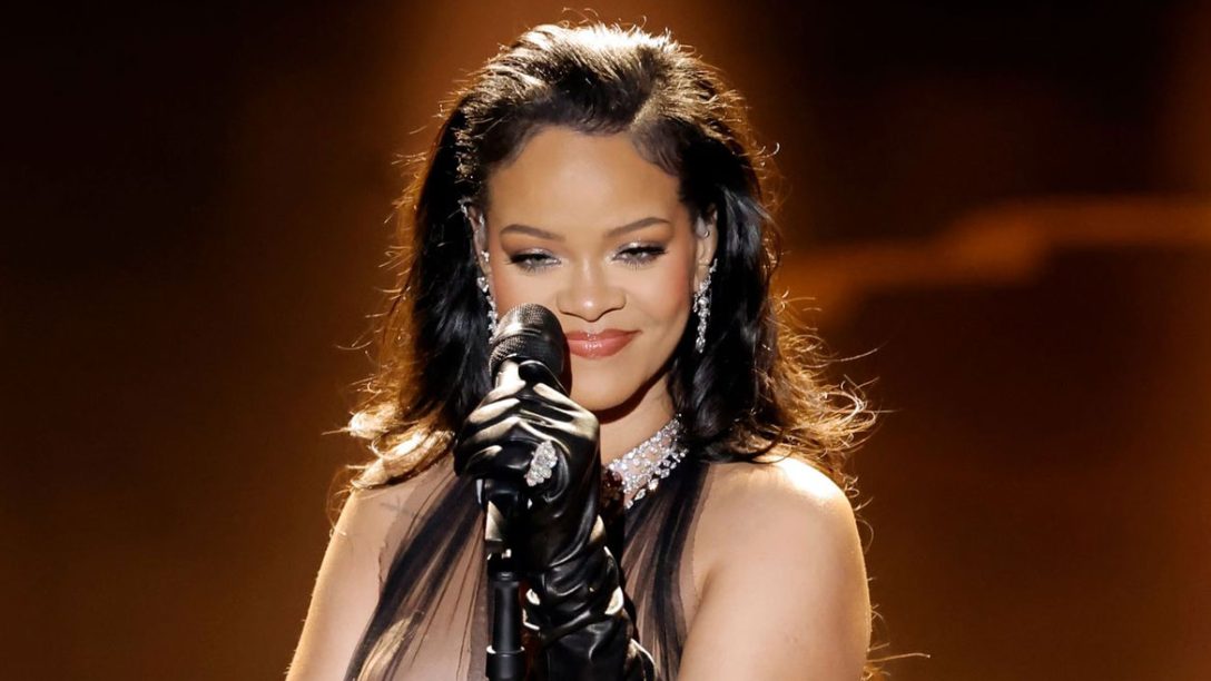 Η Rihanna έγινε ξανθιά και μας αρέσει πολύ!