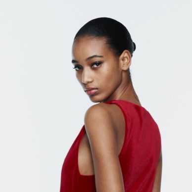 Το απόλυτο κόκκινο βελούδινο φόρεμα βρίσκεται στα Zara