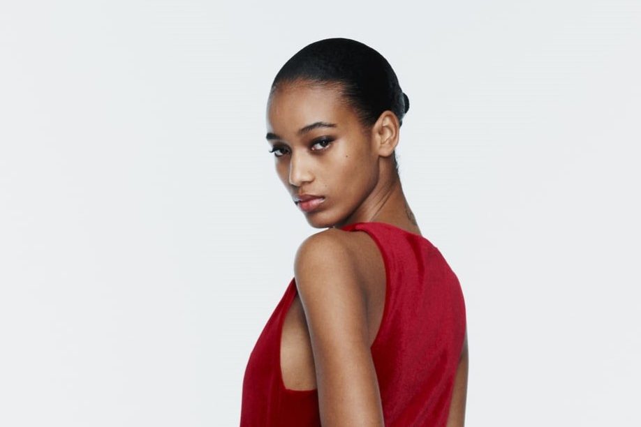 Το απόλυτο κόκκινο βελούδινο φόρεμα βρίσκεται στα Zara
