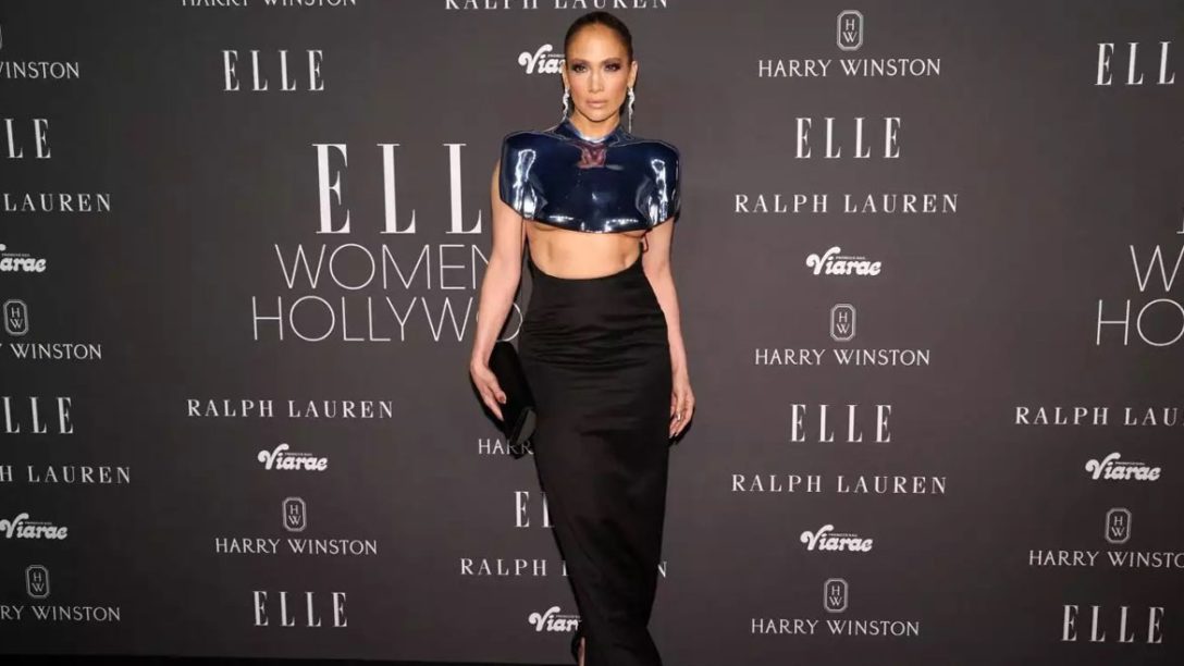 Jennifer Lopez: Στα ELLE’s Women in Hollywood στο L.A με τολμηρό metallic top