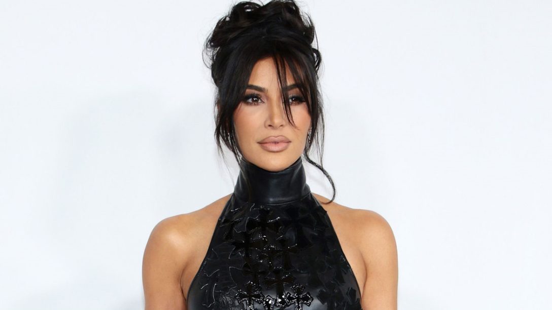 Kim Kardashian: Έκανε άσεμνη χειρονομία προς τους παπαράτσι και δέχτηκε εκατοντάδες σχόλια