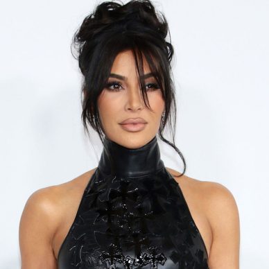 Kim Kardashian: Έκανε άσεμνη χειρονομία προς τους παπαράτσι και δέχτηκε εκατοντάδες σχόλια