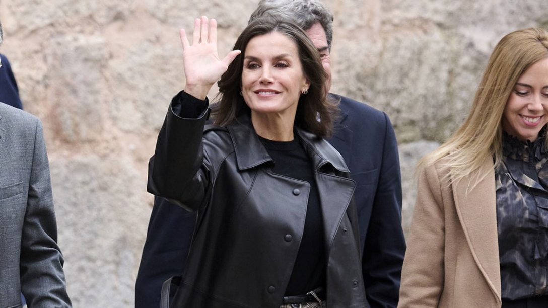 Βασίλισσα Letizia: Με chunky loafers και δερμάτινη καμπαρντίνα έκανε την έκπληξη!