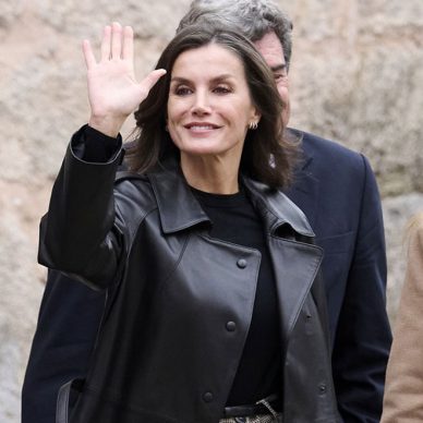 Βασίλισσα Letizia: Με chunky loafers και δερμάτινη καμπαρντίνα έκανε την έκπληξη!