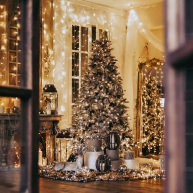 Στολίδια από πολυτελείς οίκους μόδας για το χριστουγεννιάτικο δέντρο