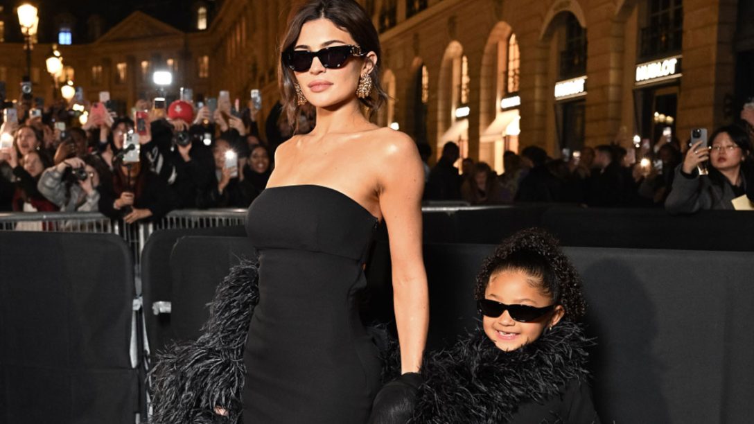 Η Kylie Jenner μαζί με την 6χρονη κόρη της στο show του Valentino στο Παρίσι