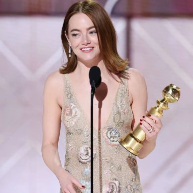 Emma Stone: Η εμφάνιση με φλοράλ naked dress στις Χρυσές Σφαίρες 2024