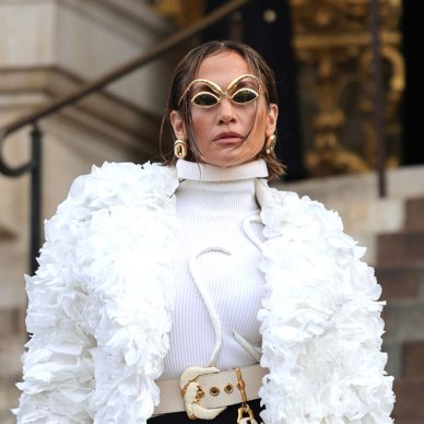 Jennifer Lopez: Με σουρεαλιστικά γυαλιά και καρέ μαλλιά στο show του Schiaparelli