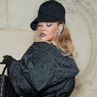 Rihanna: Με Dior ταγιέρ από puffer ύφασμα στην επίδειξη μόδας του οίκου στο Παρίσι