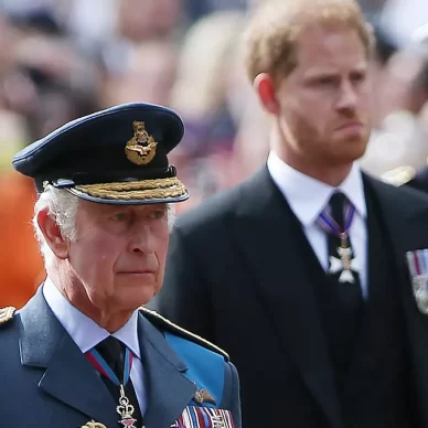 Στο πλευρό του πατέρα του ο Πρίγκιπας Χάρι έρχεται στη Μεγάλη Βρετανία