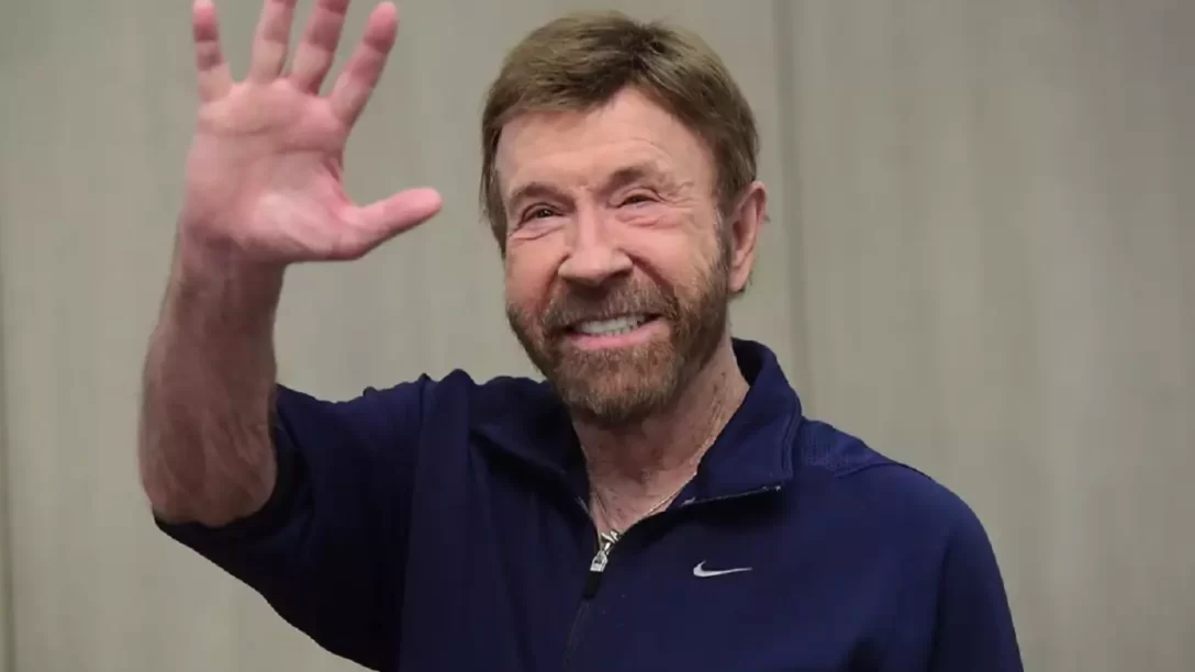 Ο Chuck Norris δεν γερνάει η ηλικία φοβάται να τον πλησιάσει