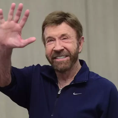 Ο Chuck Norris δεν γερνάει η ηλικία φοβάται να τον πλησιάσει