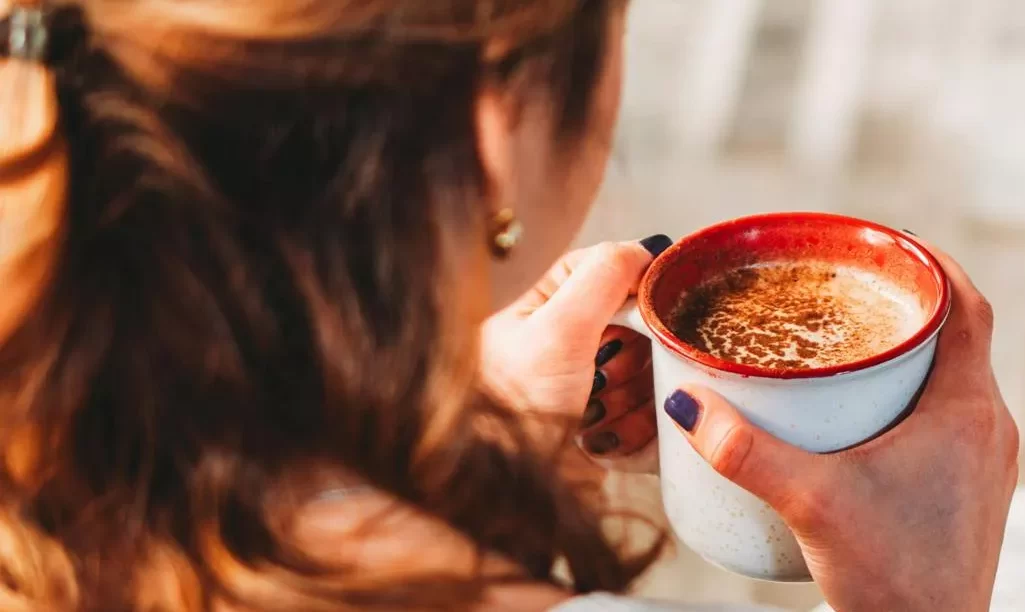 Εμμηνόπαυση: Τελικά η καφεΐνη μπορεί να χειροτερέψει τις εξάψεις;