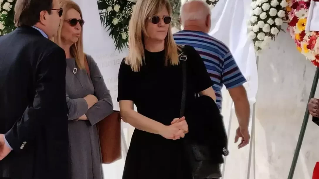 Κηδεία Γιάννη Φέρτη: Συγκινημένη η τελευταία του σύζυγος Μαρίνα Ψάλτη στο Α’ Νεκροταφείο