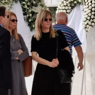 Κηδεία Γιάννη Φέρτη: Συγκινημένη η τελευταία του σύζυγος Μαρίνα Ψάλτη στο Α’ Νεκροταφείο
