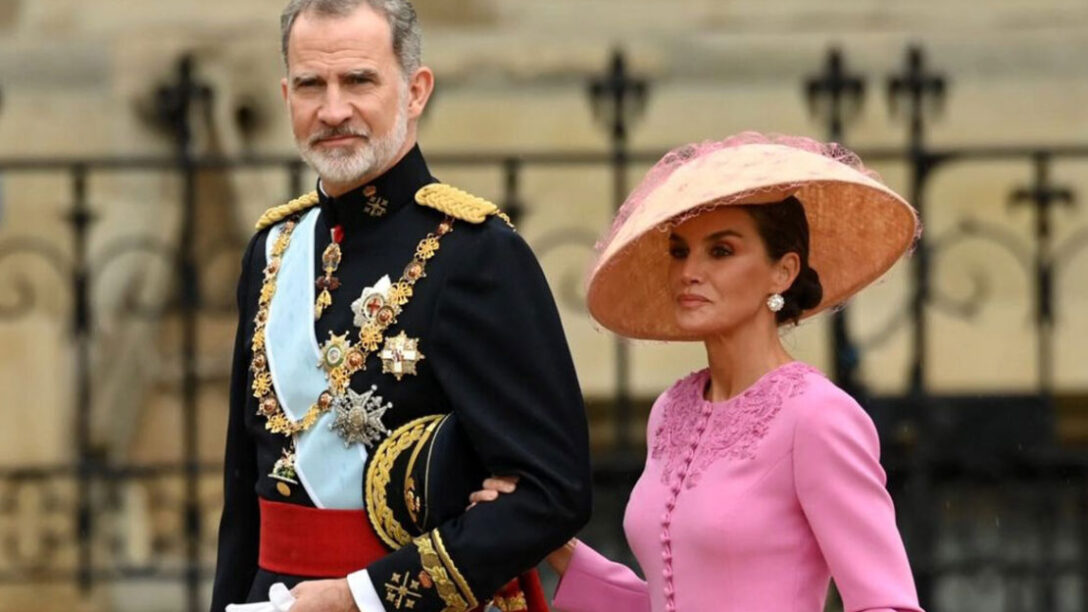 Η βασίλισσα Letizia με ροζ φόρεμα και slingback γόβες